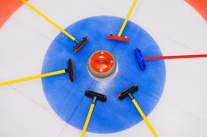 Das Teamwork im Frauen-Curling